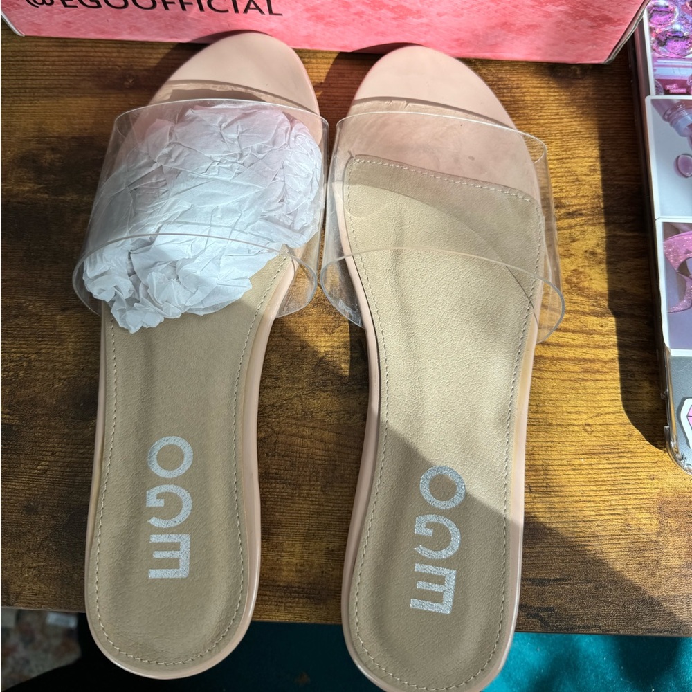 US 7 Fits like a 6 • Flat Slides
• Canvas Material
• Striped Design
• PVC Strap